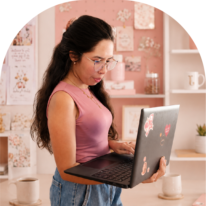 Directora de Elen's Agencia trabajando en su estudio